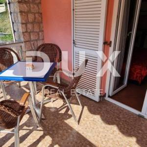 NOVI VINODOLSKI - Zgrada s restoranom, 4 apartmana, 4 sobe, garažom i okućnicom