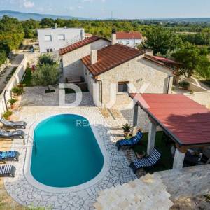 NOVIGRAD, PRIDRAGA - kamena vila na jedinstvenoj lokaciji