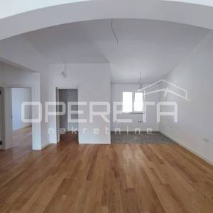 Novogradnja, 2s stan 75 m2 sa poslovnim prostorom 30 m2, vrt i garaža