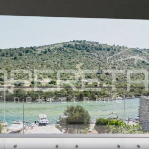 Novogradnja 30 m od mora s pogledom –  Rogoznica, 66 m2, 2sb

