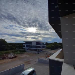 Novogradnja! Prodaja stana s dvije spavaće sobe i garažom. Blizina mora! Medulin!