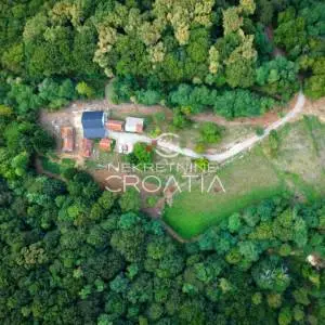 Novouređena kuća i 21.337 m2 zemljišta!