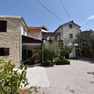 Novouređena kuća s 3 stana, Šibenik- centar