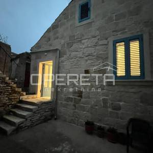 Novouređena kuća s tri stambene jedinice u Žrnovu, otok Korčula