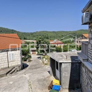 Novouređena kuća s tri stambene jedinice u Žrnovu, otok Korčula