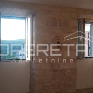 Novouređena kuća s tri stambene jedinice u Žrnovu, otok Korčula