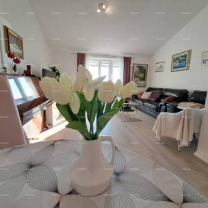 Novouređeni penthouse s pogledom na more, 300 m udaljen od plaža, Poreč!