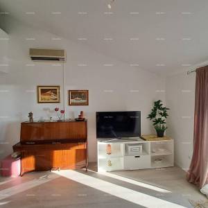 Novouređeni penthouse s pogledom na more, 300 m udaljen od plaža, Poreč!