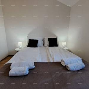 Novouređeni penthouse s pogledom na more, 300 m udaljen od plaža, Poreč!