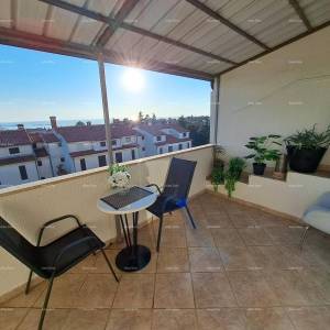 Novouređeni penthouse s pogledom na more, 300 m udaljen od plaža, Poreč!