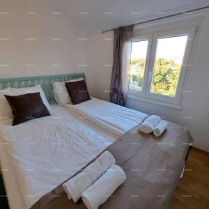 Novouređeni penthouse s pogledom na more, 300 m udaljen od plaža, Poreč!