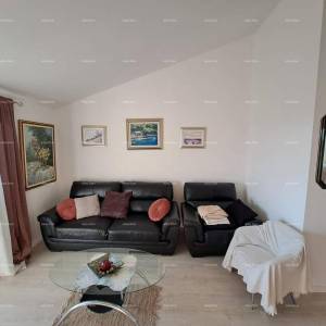 Novouređeni penthouse s pogledom na more, 300 m udaljen od plaža, Poreč!