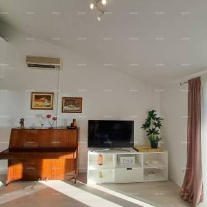 Novouređeni penthouse s pogledom na more, 300 m udaljen od plaža, Poreč!