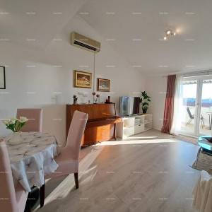 Novouređeni penthouse s pogledom na more, 300 m udaljen od plaža, Poreč!
