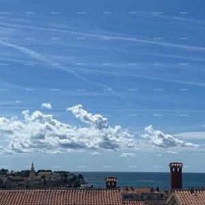 Novouređeni penthouse s pogledom na more, 300 m udaljen od plaža, Poreč!