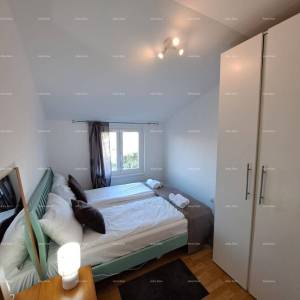 Novouređeni penthouse s pogledom na more, 300 m udaljen od plaža, Poreč!
