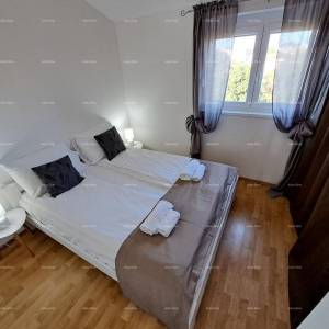Novouređeni penthouse s pogledom na more, 300 m udaljen od plaža, Poreč!