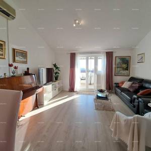 Novouređeni penthouse s pogledom na more, 300 m udaljen od plaža, Poreč!