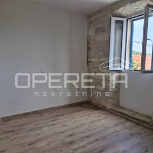 Novouređeni prostrani stan s tavanskim prostorom u Žrnovu, Korčula
