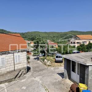 Novouređeni prostrani stan s tavanskim prostorom u Žrnovu, Korčula