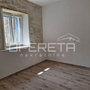 Novouređeni prostrani stan s tavanskim prostorom u Žrnovu, Korčula