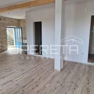 Novouređeni prostrani stan s tavanskim prostorom u Žrnovu, Korčula