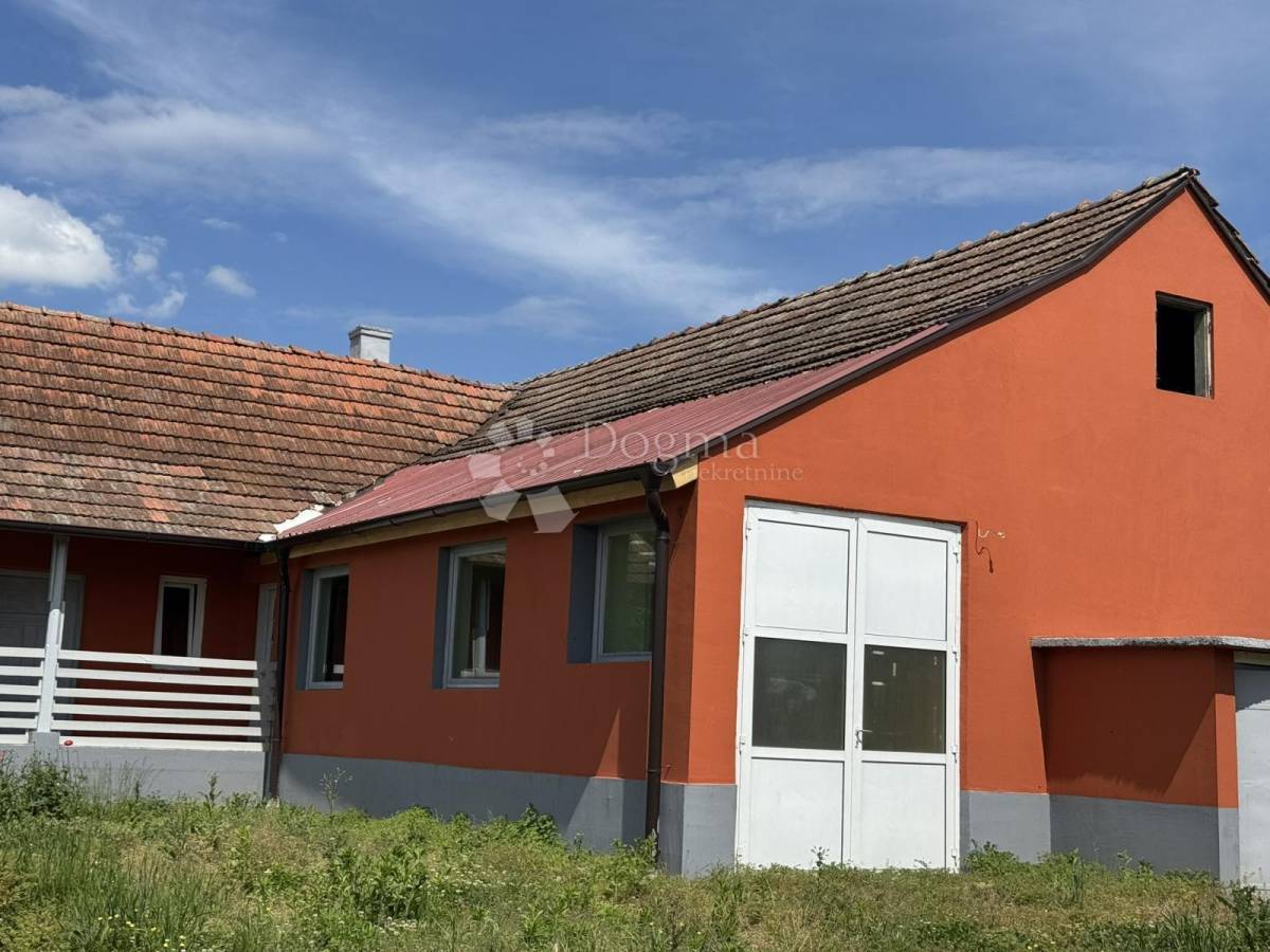 Obiteljska kuća s dvorištem i opcijom proširenja