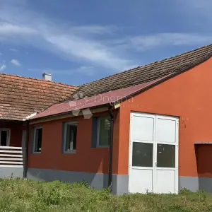 Obiteljska kuća s dvorištem i opcijom proširenja