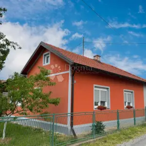 Obiteljska kuća s velikom okućnicom u Ždralovima