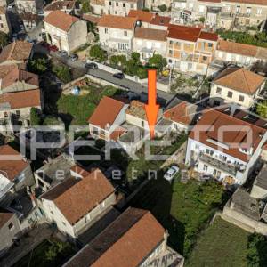 Obiteljski Dom u Blatu: Savršena Prilika za renovaciju u idiličnom okruženju