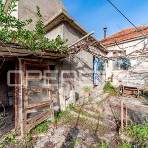 Obiteljski Dom u Blatu: Savršena Prilika za renovaciju u idiličnom okruženju