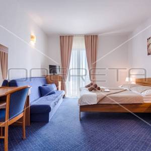 Obiteljski hotel sa 18 soba, Trogir, Seget Vranjica, 1.144 m2