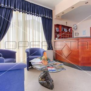 Obiteljski hotel sa 18 soba, Trogir, Seget Vranjica, 1.144 m2