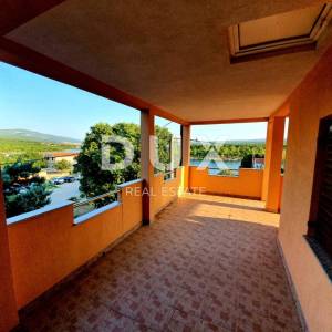 OBROVAC, KRUŠEVO - Kuća 246 m2 udaljena od mora 70 m
