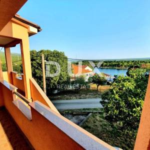 OBROVAC, KRUŠEVO - Kuća 246 m2 udaljena od mora 70 m