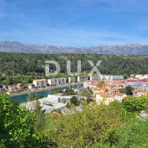 OBROVAC - Prostrana kuća s pogledom na rijeku Zrmanju: idealna prilika za investiciju