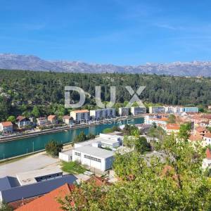 OBROVAC - Prostrana kuća s pogledom na rijeku Zrmanju: idealna prilika za investiciju