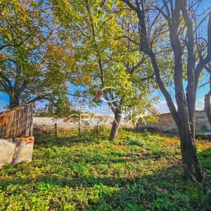Odlična kuća za renoviranje na 1.140 m2!