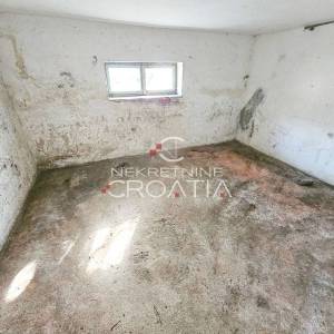 Odlična kuća za renoviranje na 1.140 m2!