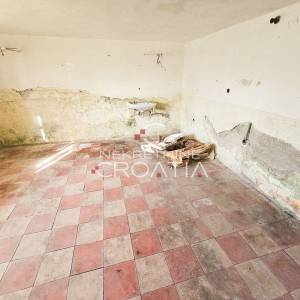 Odlična kuća za renoviranje na 1.140 m2!