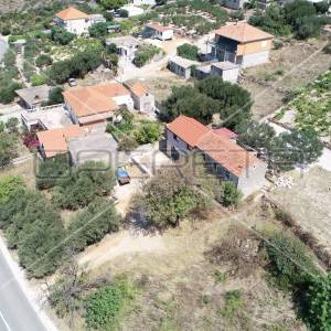 Odlična prilika : Savršena Kuća s Velikim Zemljištem do mora u Postupu