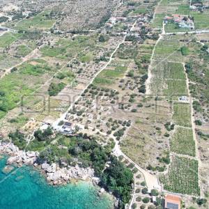 Odlična prilika : Savršena Kuća s Velikim Zemljištem do mora u Postupu