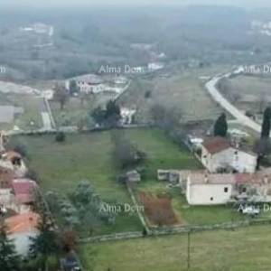 Odlično gradevinsko zemljište, u blizini Vodnjana. Uz asfaltni put.Majmajola stancija.