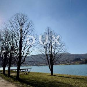 OGULIN, DUJMIĆ SELO - kuća s velikom okućnicom i pogledom na jezero Sabljaci!