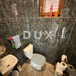 OGULIN, DUJMIĆ SELO - kuća s velikom okućnicom i pogledom na jezero Sabljaci!