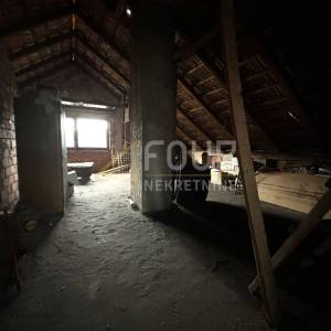 Ogulin, kuća s dva stana, 215.55m2