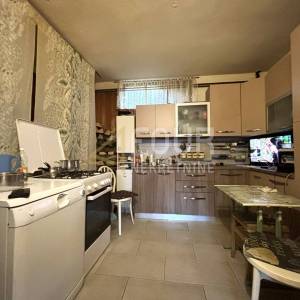 Ogulin, kuća s dva stana, 215.55m2