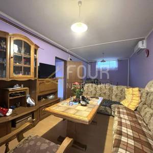 Ogulin, kuća s dva stana, 215.55m2