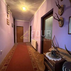 Ogulin, kuća s dva stana, 215.55m2