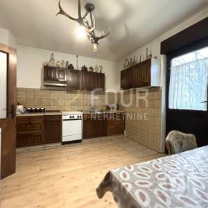 Ogulin, kuća s dva stana, 215.55m2
